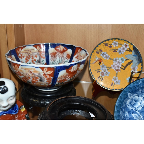 356 - FOUR PIECES OF LATE 19TH AND 20TH CENTURY ORIENTAL PORCELAIN AND A MODERN CLOISONNE PLATE, comprisin... 