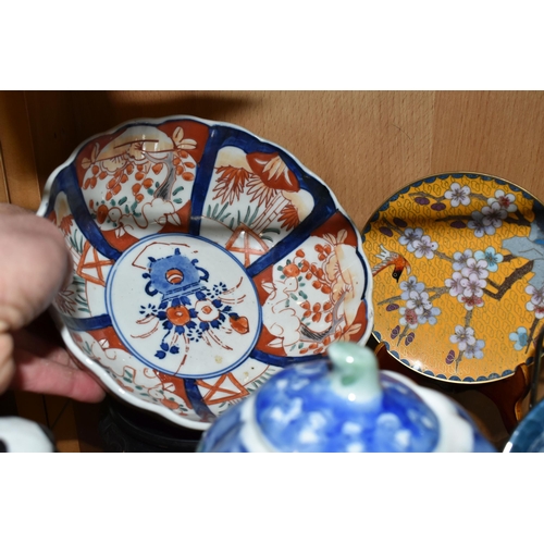 356 - FOUR PIECES OF LATE 19TH AND 20TH CENTURY ORIENTAL PORCELAIN AND A MODERN CLOISONNE PLATE, comprisin... 