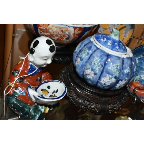 356 - FOUR PIECES OF LATE 19TH AND 20TH CENTURY ORIENTAL PORCELAIN AND A MODERN CLOISONNE PLATE, comprisin... 