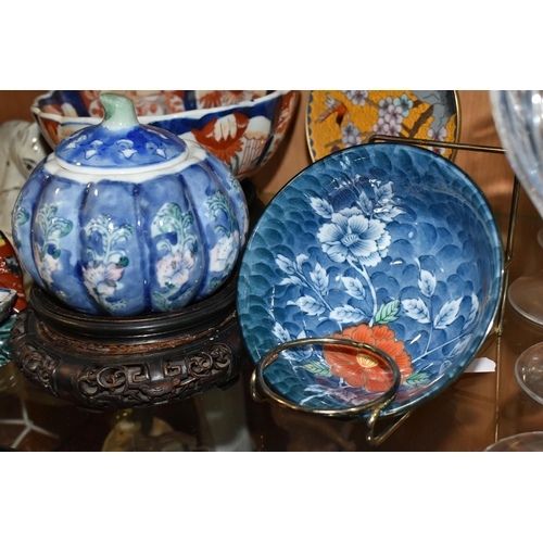 356 - FOUR PIECES OF LATE 19TH AND 20TH CENTURY ORIENTAL PORCELAIN AND A MODERN CLOISONNE PLATE, comprisin... 