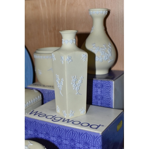 360 - A COLLECTION OF BOXED WEDGWOOD JASPERWARE IN PALE BLUE AND PRIMROSE YELLOW, comprising eight Christm... 