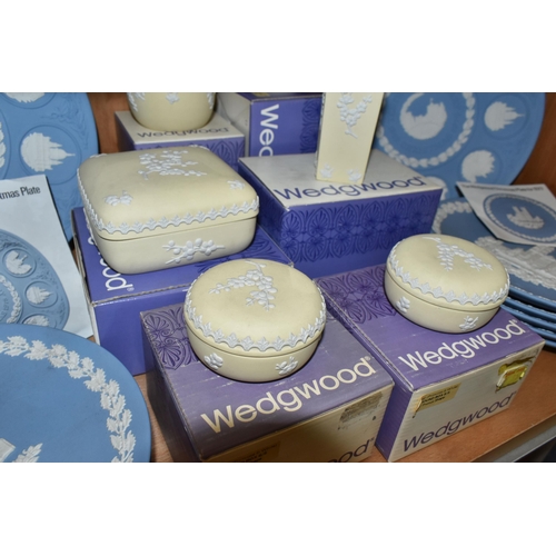 360 - A COLLECTION OF BOXED WEDGWOOD JASPERWARE IN PALE BLUE AND PRIMROSE YELLOW, comprising eight Christm... 