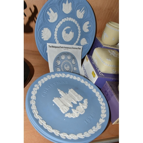 360 - A COLLECTION OF BOXED WEDGWOOD JASPERWARE IN PALE BLUE AND PRIMROSE YELLOW, comprising eight Christm... 