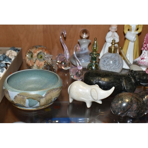 378 - A BOX AND LOOSE CERAMICS, GLASSWARES AND SUNDRY ITEMS, to include ten Italian Zampiva Clowns figures... 