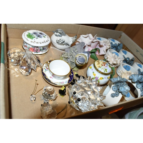 378 - A BOX AND LOOSE CERAMICS, GLASSWARES AND SUNDRY ITEMS, to include ten Italian Zampiva Clowns figures... 