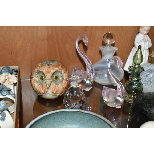 378 - A BOX AND LOOSE CERAMICS, GLASSWARES AND SUNDRY ITEMS, to include ten Italian Zampiva Clowns figures... 