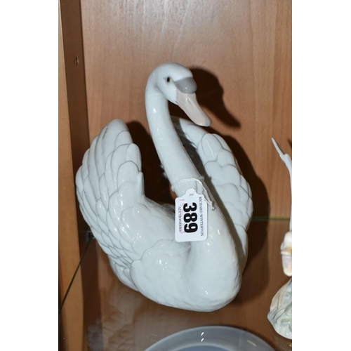 389 - FIVE LLADRO FIGURES, comprising a Swan with wings spread, no 5231, issued 1984-2004, sculptor Fransi... 