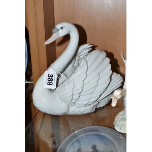 389 - FIVE LLADRO FIGURES, comprising a Swan with wings spread, no 5231, issued 1984-2004, sculptor Fransi... 