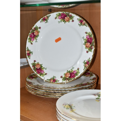 399 - A COLLECTION OF ROYAL ALBERT 'OLD COUNTRY ROSES' PATTERN PLATES AND OTHER PATTERNS, comprising a pla... 