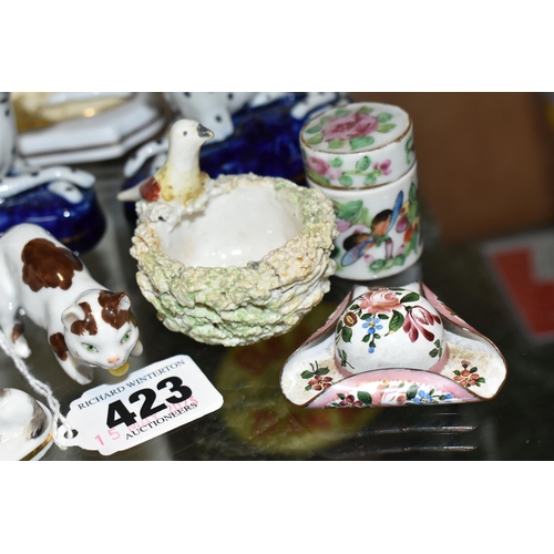 423 - A PAIR OF 19TH CENTURY STAFFORDSHIRE PORCELAIN FIGURES OF A LION AND UNICORN, TOGETHER WITH ASSORTED... 