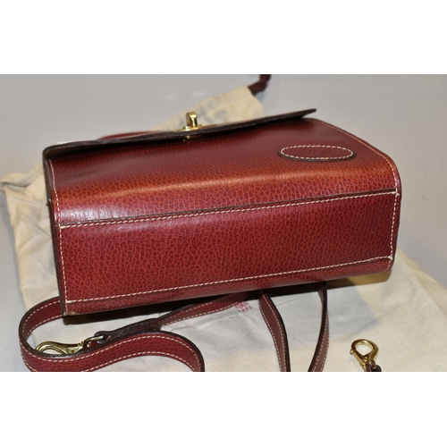 427 - A MULBERRY HANDBAG, of small shoulder/grab bag style, in burgundy leather, serial number 437476, wit... 