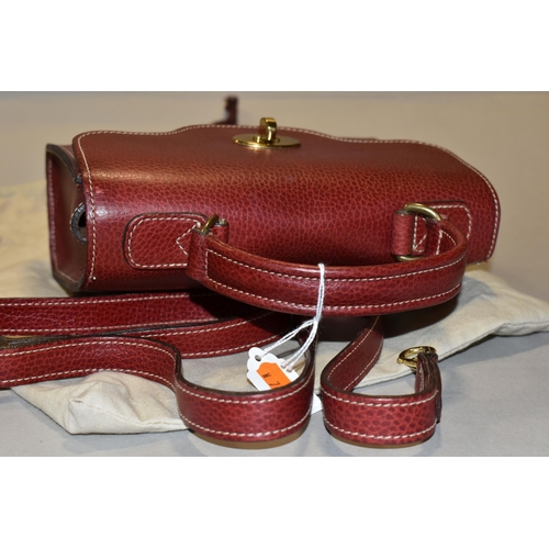 427 - A MULBERRY HANDBAG, of small shoulder/grab bag style, in burgundy leather, serial number 437476, wit... 