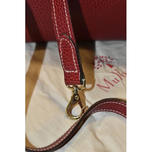 427 - A MULBERRY HANDBAG, of small shoulder/grab bag style, in burgundy leather, serial number 437476, wit... 