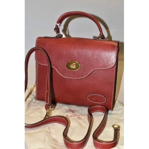 427 - A MULBERRY HANDBAG, of small shoulder/grab bag style, in burgundy leather, serial number 437476, wit... 