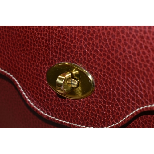 427 - A MULBERRY HANDBAG, of small shoulder/grab bag style, in burgundy leather, serial number 437476, wit... 