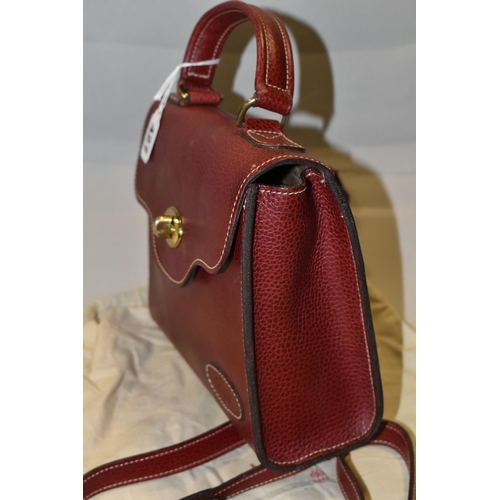 427 - A MULBERRY HANDBAG, of small shoulder/grab bag style, in burgundy leather, serial number 437476, wit... 