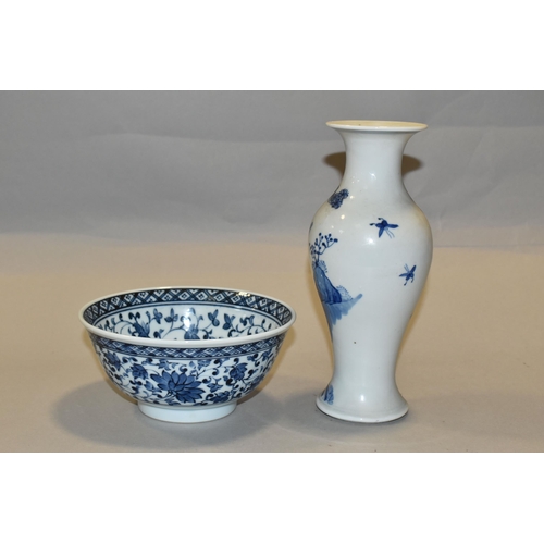 436 - A LATE 19TH / EARLY 20TH CENTURY CHINESE PORCELAIN BLUE AND WHITE BALUSTER VASE AND A LATE 20TH CENT... 