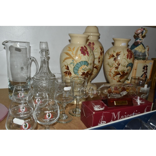 498 - A COLLECTION OF GLASS AND SUNDRY ITEMS, to include a 1970s Bass Charrington square grey glass bottle... 