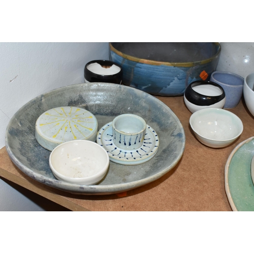 499 - A COLLECTION OF STUDIO POTTERY, to include mainly Jericho Studio Pottery/Hannah Shipway pieces, incl... 