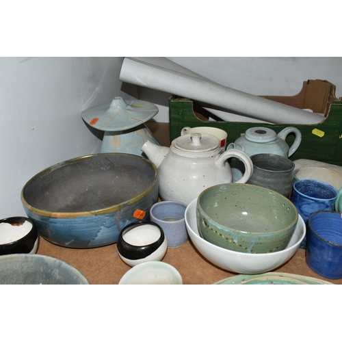 499 - A COLLECTION OF STUDIO POTTERY, to include mainly Jericho Studio Pottery/Hannah Shipway pieces, incl... 