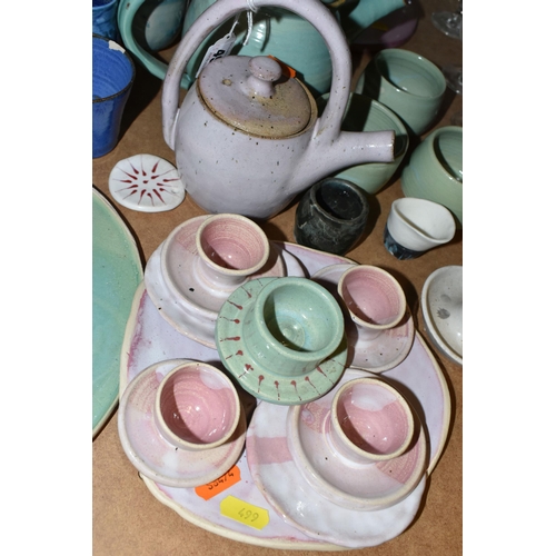 499 - A COLLECTION OF STUDIO POTTERY, to include mainly Jericho Studio Pottery/Hannah Shipway pieces, incl... 