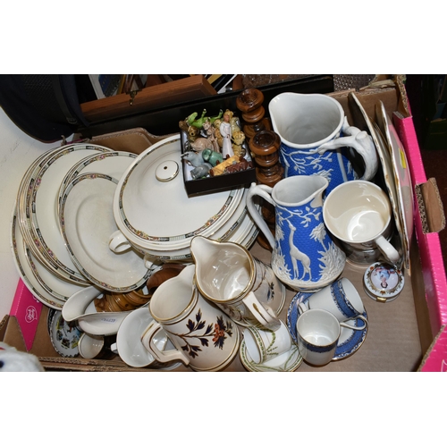 523 - TWO BOXES OF CERAMICS AND COLOURED GLASS, to include five olive wood napkin rings, a pair of olive w... 