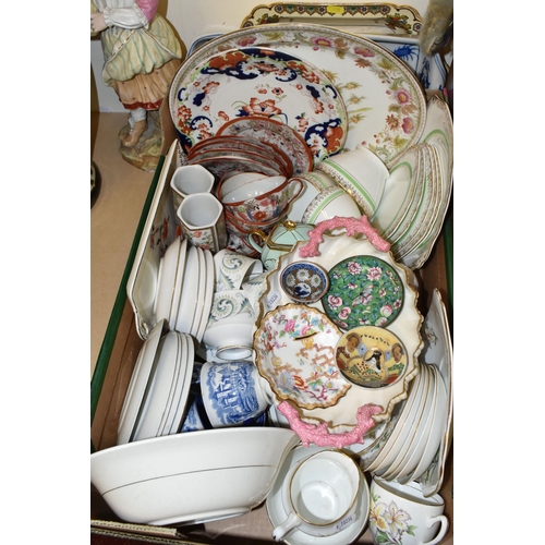 525 - ONE BOX OF LATE 19TH/EARLY 20TH CENTURY CERAMICS, to include an 1881 Coalport A8649 bonbon dish, gil... 