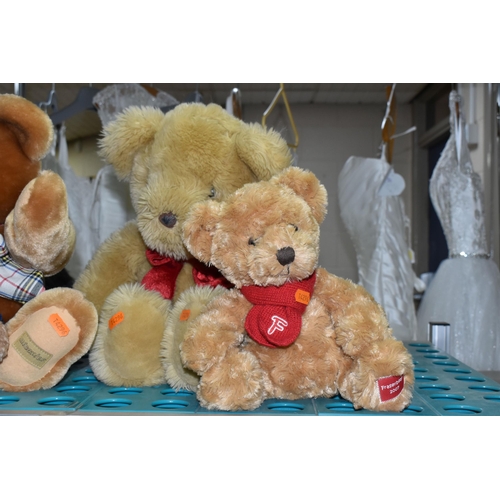 539 - A QUANTITY OF MODERN SOFT TOYS AND BEARS, to include a large PJD Creations Border Collie, Keel Toys ... 