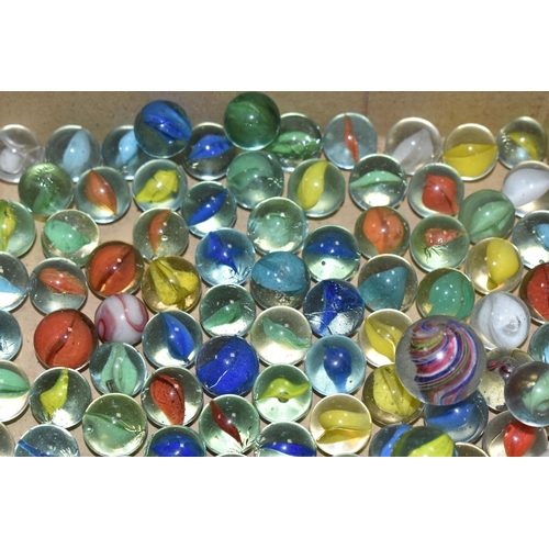 621 - A QUANTITY OF ASSORTED LOOSE MARBLES, assorted sizes and designs