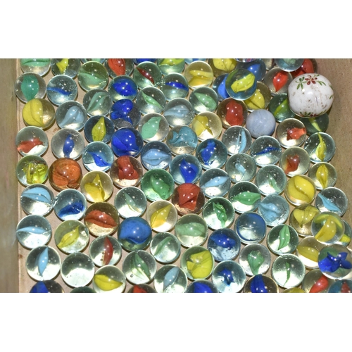 621 - A QUANTITY OF ASSORTED LOOSE MARBLES, assorted sizes and designs