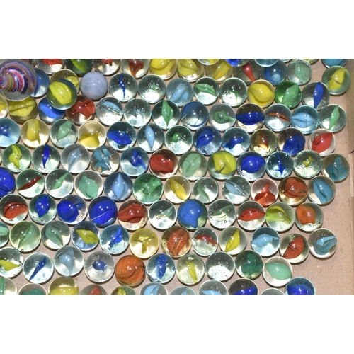 621 - A QUANTITY OF ASSORTED LOOSE MARBLES, assorted sizes and designs