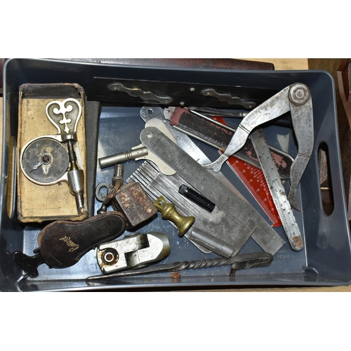 629 - A BOX CONTAINING CARPENTRY AND ENGINEERING TOOLS including a vintage steel footed rebate plane with ... 