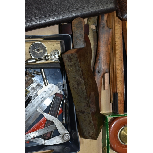 629 - A BOX CONTAINING CARPENTRY AND ENGINEERING TOOLS including a vintage steel footed rebate plane with ... 