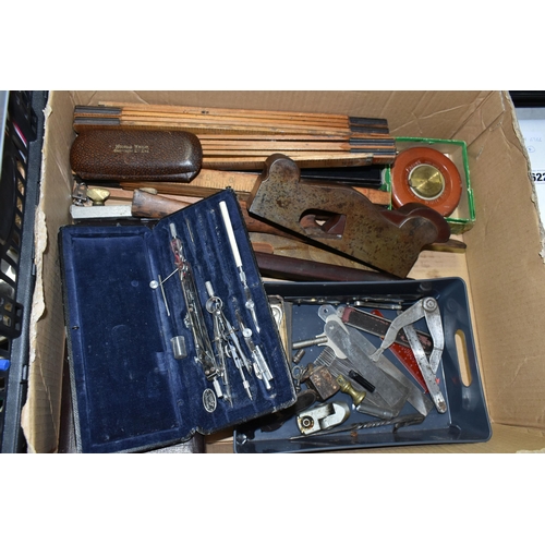 629 - A BOX CONTAINING CARPENTRY AND ENGINEERING TOOLS including a vintage steel footed rebate plane with ... 