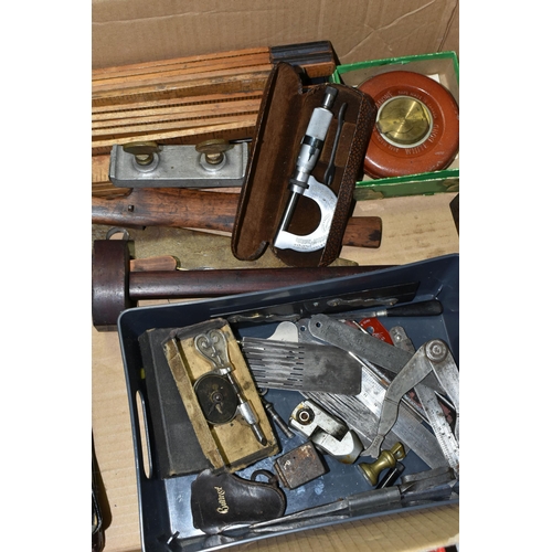 629 - A BOX CONTAINING CARPENTRY AND ENGINEERING TOOLS including a vintage steel footed rebate plane with ... 