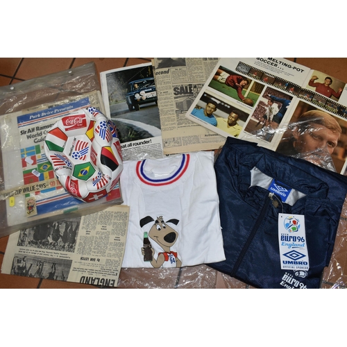 638 - A QUANTITY OF ASSORTED FOOTBALL MEMORABILIA, to include 1966 and 1970 world cup guides, 1994 USA wor... 