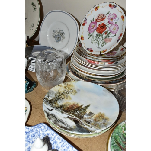 657 - A QUANTITY OF COLLECTABLE CERAMICS AND GLASSWARE, comprising two Royal Worcester 'Hyde Park' pattern... 