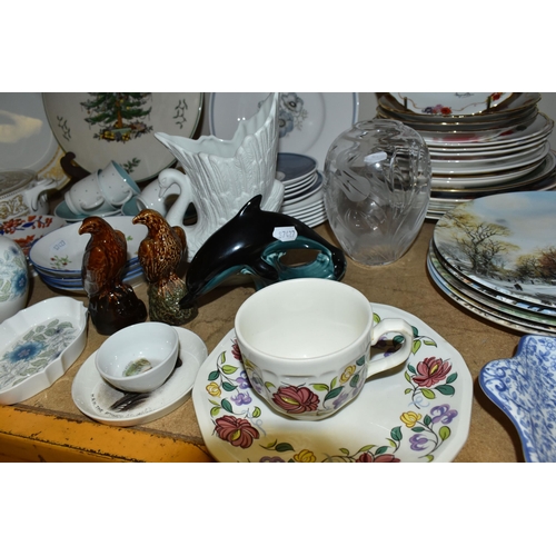 657 - A QUANTITY OF COLLECTABLE CERAMICS AND GLASSWARE, comprising two Royal Worcester 'Hyde Park' pattern... 