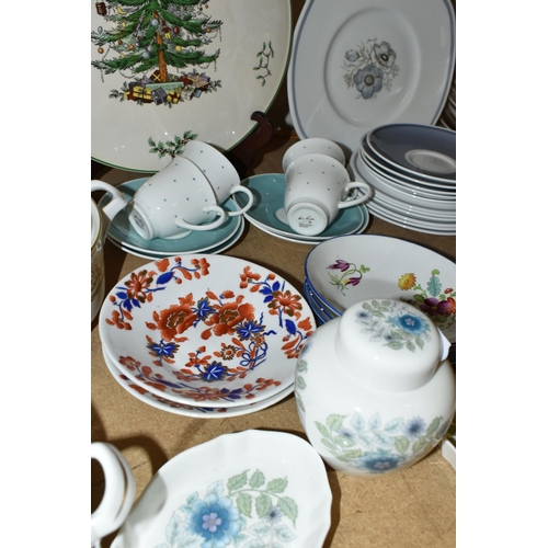 657 - A QUANTITY OF COLLECTABLE CERAMICS AND GLASSWARE, comprising two Royal Worcester 'Hyde Park' pattern... 