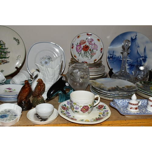 657 - A QUANTITY OF COLLECTABLE CERAMICS AND GLASSWARE, comprising two Royal Worcester 'Hyde Park' pattern... 