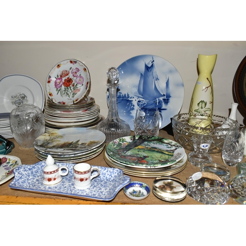 657 - A QUANTITY OF COLLECTABLE CERAMICS AND GLASSWARE, comprising two Royal Worcester 'Hyde Park' pattern... 