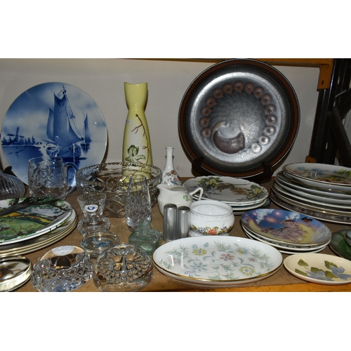 657 - A QUANTITY OF COLLECTABLE CERAMICS AND GLASSWARE, comprising two Royal Worcester 'Hyde Park' pattern... 