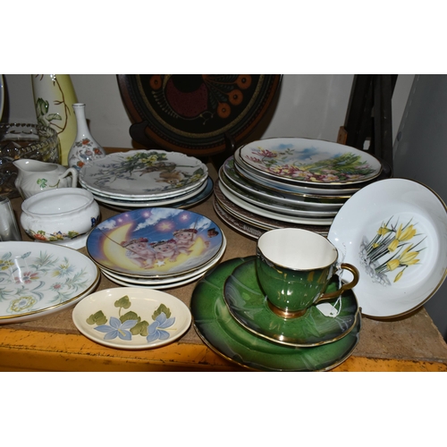 657 - A QUANTITY OF COLLECTABLE CERAMICS AND GLASSWARE, comprising two Royal Worcester 'Hyde Park' pattern... 