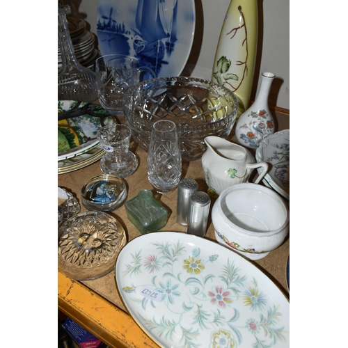 657 - A QUANTITY OF COLLECTABLE CERAMICS AND GLASSWARE, comprising two Royal Worcester 'Hyde Park' pattern... 