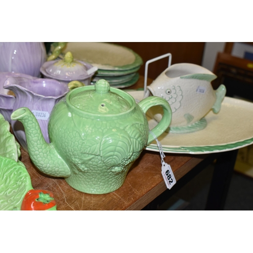 682 - ART DECO FISH SHAPED DINNER WARES ETC, comprising six 20cm plates, serving dish and sauce boat, toge... 