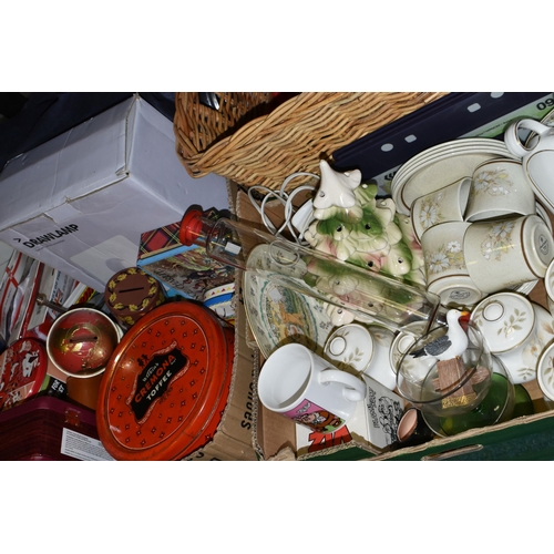 683 - A QUANTITY OF ASSORTED SUNDRY ITEMS ETC, to include six Royal Doulton Larchmont breakfast and soup b... 