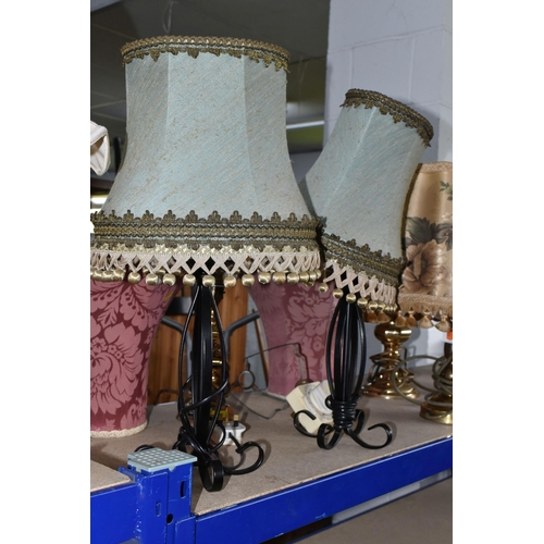 702 - THIRTEEN TABLE LAMPS, mainly brass/brass effect, several with shades, tallest approximately 60cm (13... 