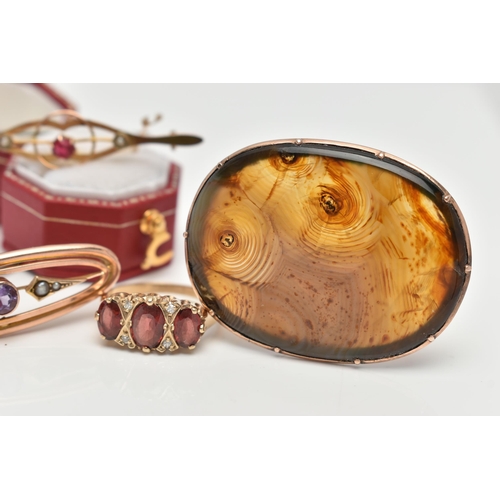 125 - THREE EARLY 20TH CENTURY BROOCHES AND A 9CT GOLD RING, the first an oval cut agate prong set in a ro... 