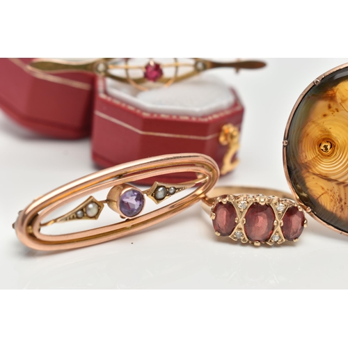 125 - THREE EARLY 20TH CENTURY BROOCHES AND A 9CT GOLD RING, the first an oval cut agate prong set in a ro... 