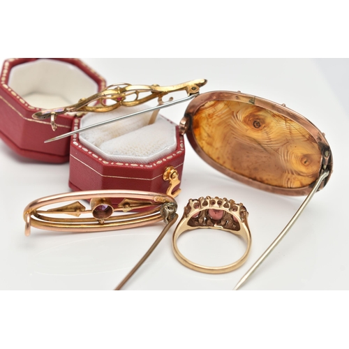 125 - THREE EARLY 20TH CENTURY BROOCHES AND A 9CT GOLD RING, the first an oval cut agate prong set in a ro... 